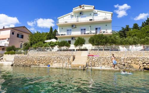 Apartments Domagoj - on the beach