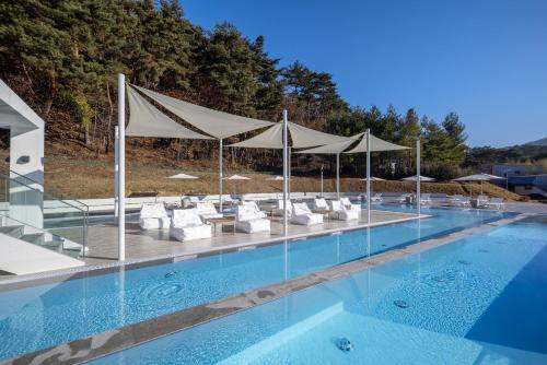 Special Offer - Deluxe Triple Room + 2 Swimming Pool Access