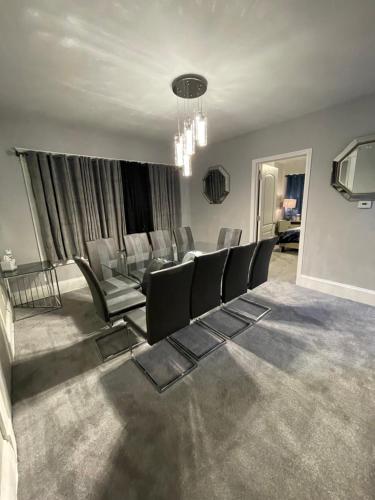 Newly Renovated 2 Floor Apartment Getaway in Springfield, USA