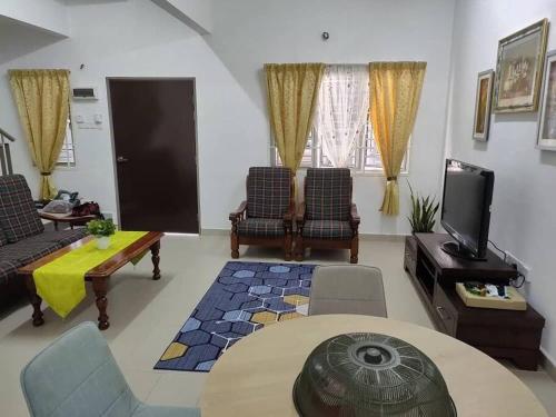 ARWA Guest House Batu Pahat, 4-bedroom double storey, free parking