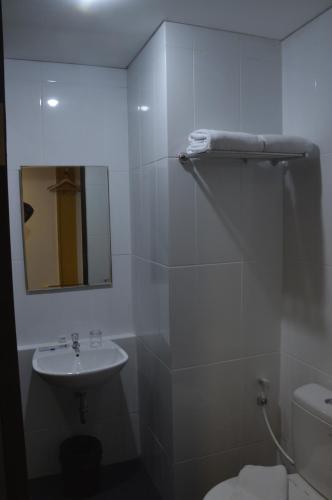 Bathroom, Hotel 88 Kopo Bandung by WH near CGV Blitz Miko Mall