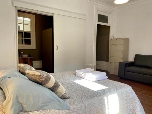 Room in Guest room - Yellow House - Deluxe Double Room with Extra Bed in Porto