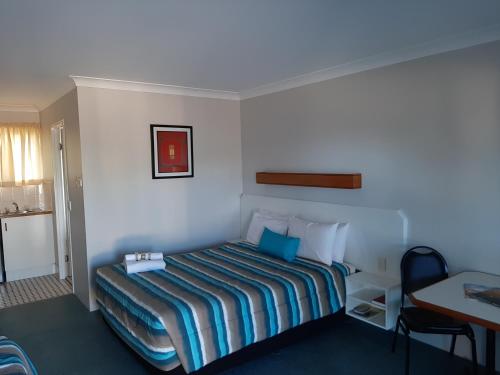 1 queen bed, 2 twin beds