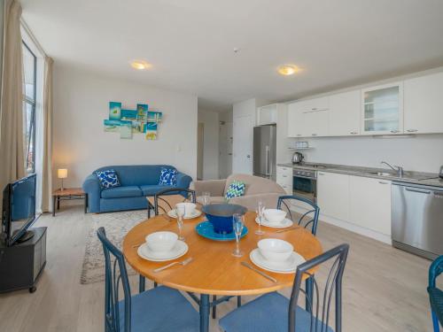 Zuhanyzó, Beachy Keen - Whangamata Holiday Apartment in Whangamata