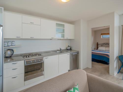Zuhanyzó, Beachy Keen - Whangamata Holiday Apartment in Whangamata