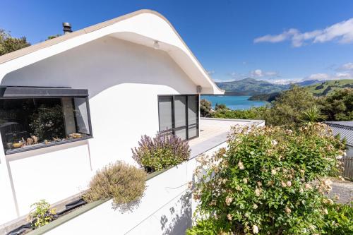 Sun-baked Akaroa Views and Mooring