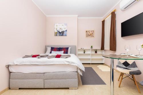 Stella 1&2 - Pink and Grey Studios near the Singing Fountains by Flat Mаnager, Plovdiv (photo 7)