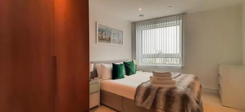 Lovely 2-Bed 2-Bath Apartment in Lincoln Plaza