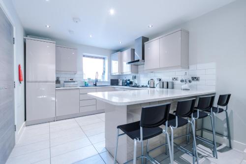 Luxurious & Modern Home in the Centre of the City - image 2