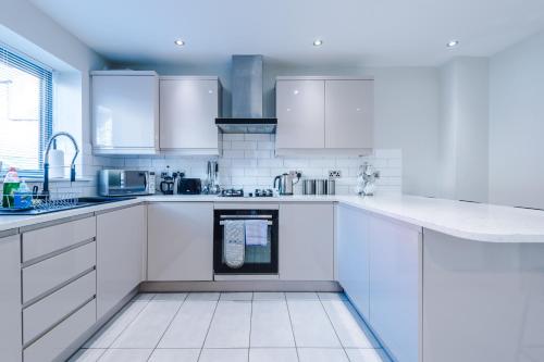 Luxurious & Modern Home in the Centre of the City - image 14