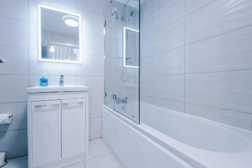 Luxurious & Modern Home in the Centre of the City - image 7