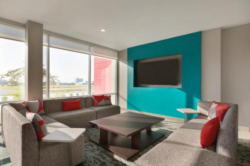 Facilities, avid hotels Chicago Ohare Des Plaines in O'Hare International Airport