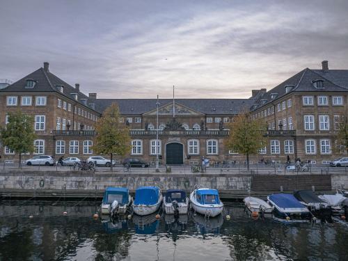 4BR Balcony EXTREME LOCATION and Luxury scandinavian Designer Apt - main image