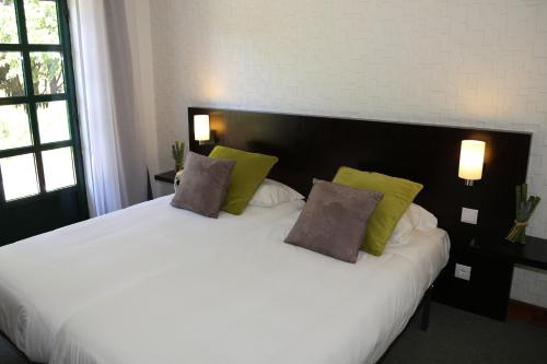 Flag Hotel Santarem Set in a prime location of Alcanena, Hotel Do Prado puts everything the city has to offer just outside your doorstep. Offering a variety of facilities and services, the hotel provides all you need for