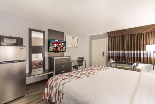 Red Roof Inn & Suites Athens, AL - Photo 1