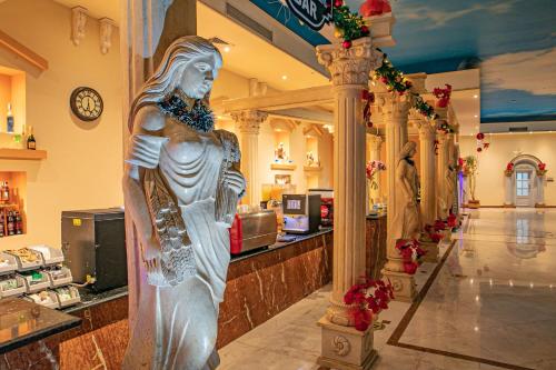 Titanic Palace - Families and Couples only