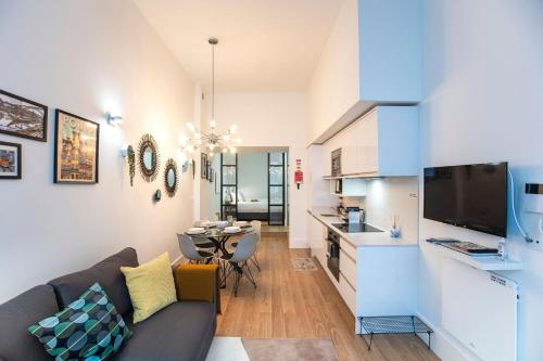 Elegant & Bright Flat by LovelyStay, Porto