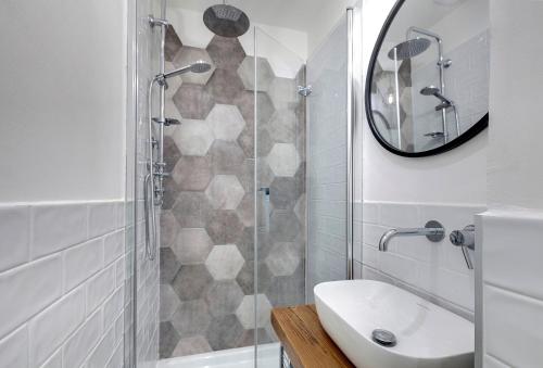 One-Bedroom Apartment image 7