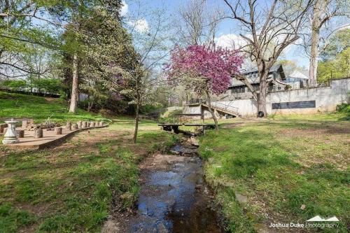 Dickson Chateau - Walkable to Downtown - Spacious Outdoor Living and GAZEBO!