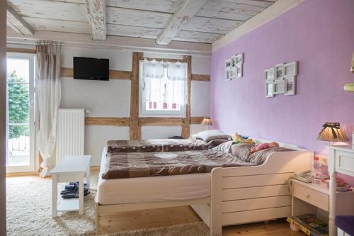 1 king bed, 1 sofa bed