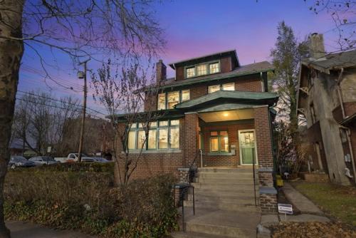 'NEW LISTING' Spacious 3 bedroom Large Home Close to Downtown, Oakland, & East Liberty! home