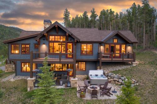 Spacious Elegance, 5 en-suites, hiking trail to town, packed with amenities!