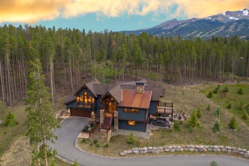 Spacious Elegance, 5 en-suites, hiking trail to town, packed with amenities!, Breckenridge (photo 2)