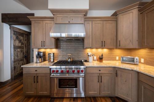 Spacious Elegance, 5 en-suites, hiking trail to town, packed with amenities!, Breckenridge (photo 9)