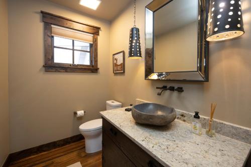 Spacious Elegance, 5 en-suites, hiking trail to town, packed with amenities!, Breckenridge (photo 10)