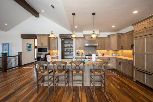 Spacious Elegance, 5 en-suites, hiking trail to town, packed with amenities! in Breckenridge (CO)