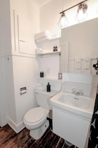 Secluded 2bdrm Cottage in the Heart of Manhattan