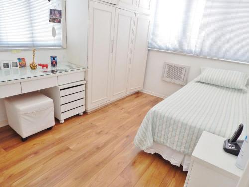 Leblon House V Two-bedroom apartment two blocks from the beach with 24-hour concierge - image 3