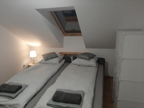 2 twin beds