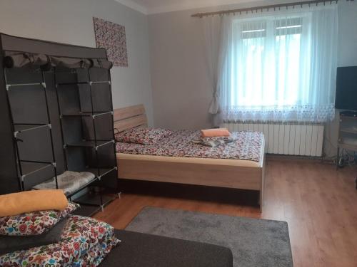 1 queen bed, 2 twin beds