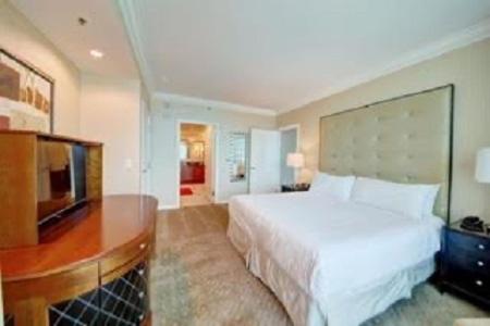 Charming MGM penthouse with balcony +hot tub