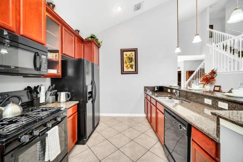 Spacious 6BR Home with Private Pool, Hot Tub, Theater & more, mins from Disney!