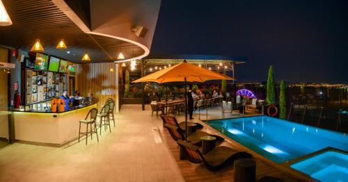 Bar/lounge, River Garden Hotel + Suites in Guayaquil