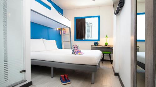 1 double bed, 1 twin bed