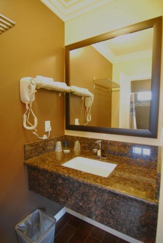 Studio City Inn - Near Universal Studios Hollywood – Los Angeles, CA