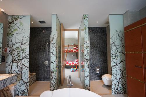 room detail thumbnail 2