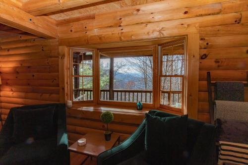 Treetops Cabin easy to Asheville with fast wifi and great view in Swiss, USA