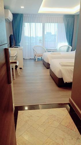 room detail thumbnail 1