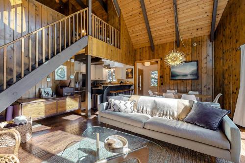 Alpine Abode in Lake Arrowhead, USA
