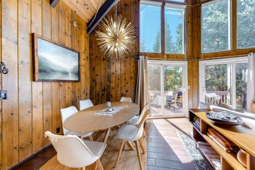 Alpine Abode in Lake Arrowhead, USA