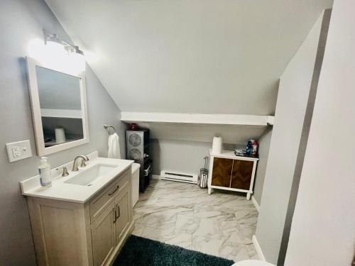 Newly Renovated 2 Floor Apartment Getaway in Springfield, USA