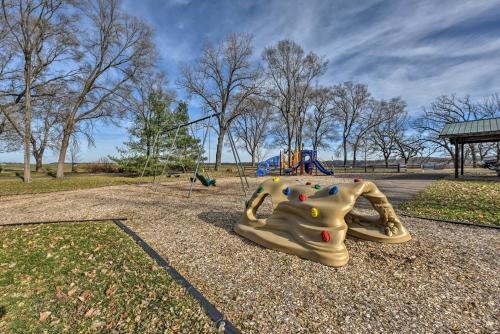 Lakeland Cottage - half Mile to St Croix River in 雅富頓 (MN)