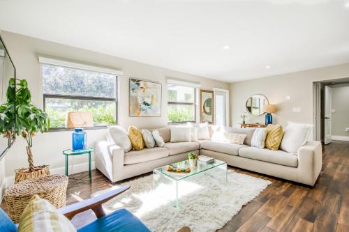 Mid-Century Modern Oasis