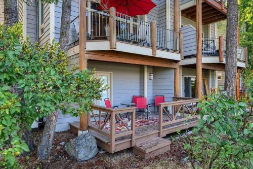 Bigfork Apt with Private Deck, Golf Course View - Apartment - Bigfork