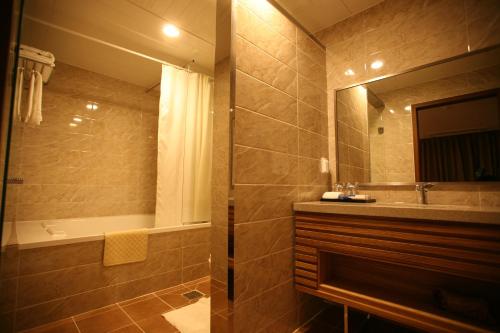 room detail thumbnail 2