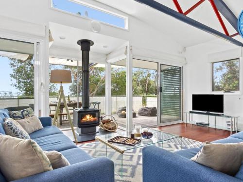 The Boathouse - comfortable beachfront home